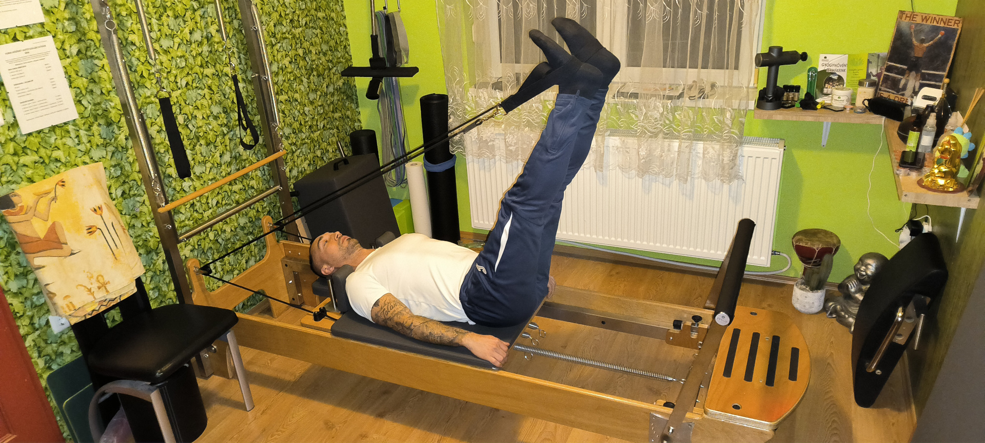 Pilates Reformer edzés közben Üllőn